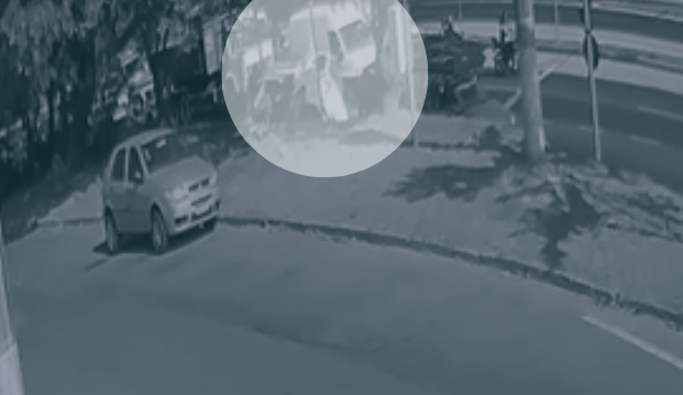 Caminhão tomba após ficar sem freio na John Boyd Dunlop, em Campinas