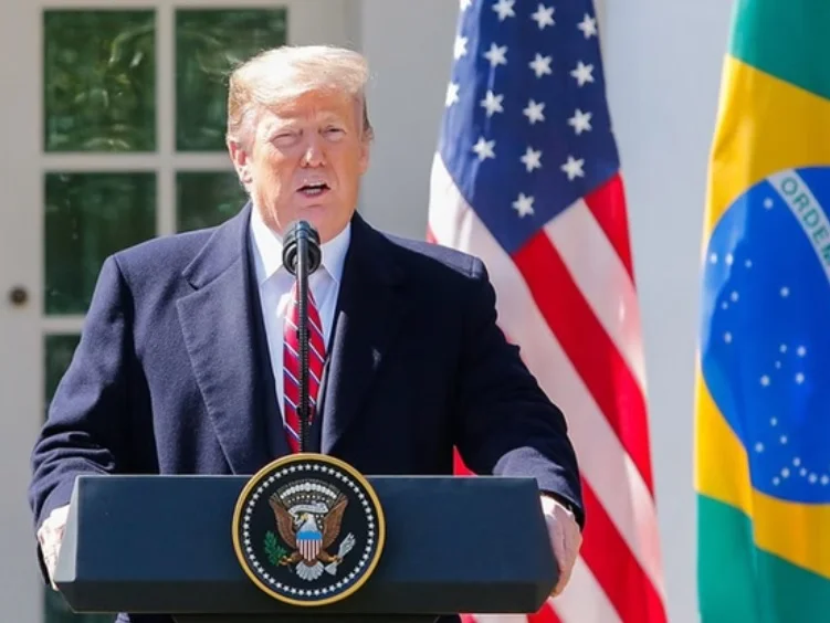 Trump assina decreto que impõe tarifa de 50% ao Brasil, mas com exceções
