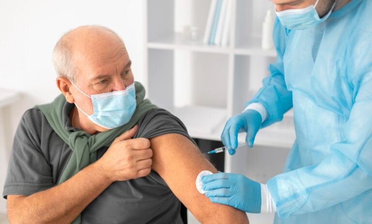 Vacinação em idosos: um gesto simples que salva vidas e garante longevidade saudável