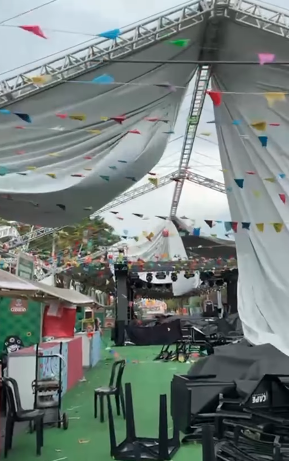 Ventania causa estragos em estruturas de eventos na região