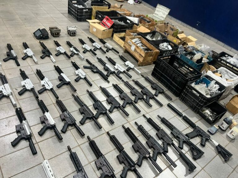 PM fecha fábrica clandestina de armas e apreende 40 fuzis no interior