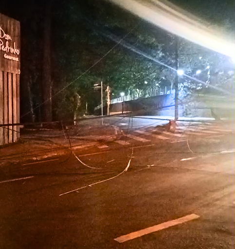 Fiação solta preocupa motoristas e pedestres no Santa Cândida