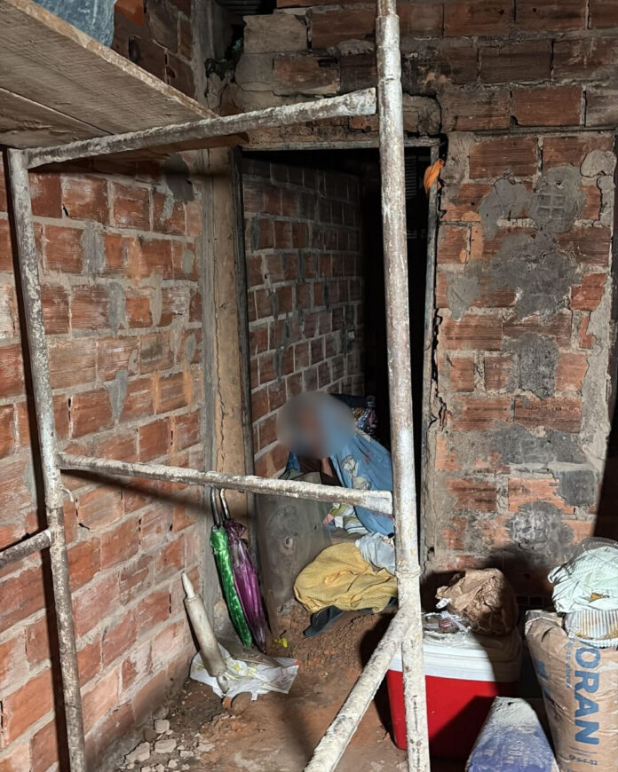 Abandono e solidariedade: mulher de 65 anos é deixada pela família em casa em construção