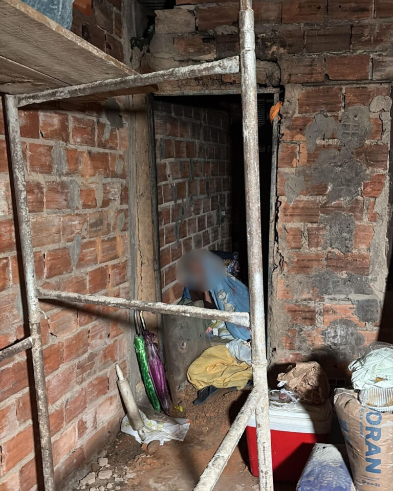 Abandono e solidariedade: mulher de 65 anos é deixada pela família em casa em construção