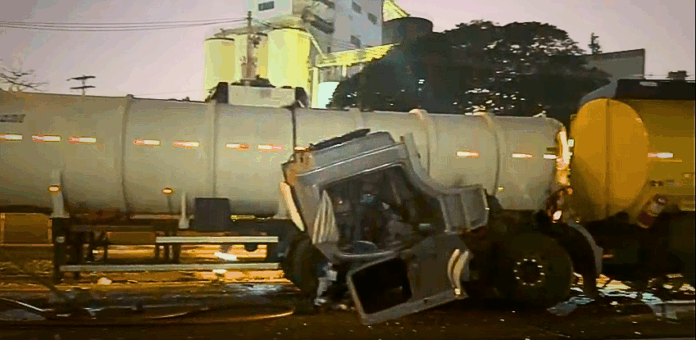 Carreta com 32 toneladas de diesel bate em veículo parado e causa vazamento