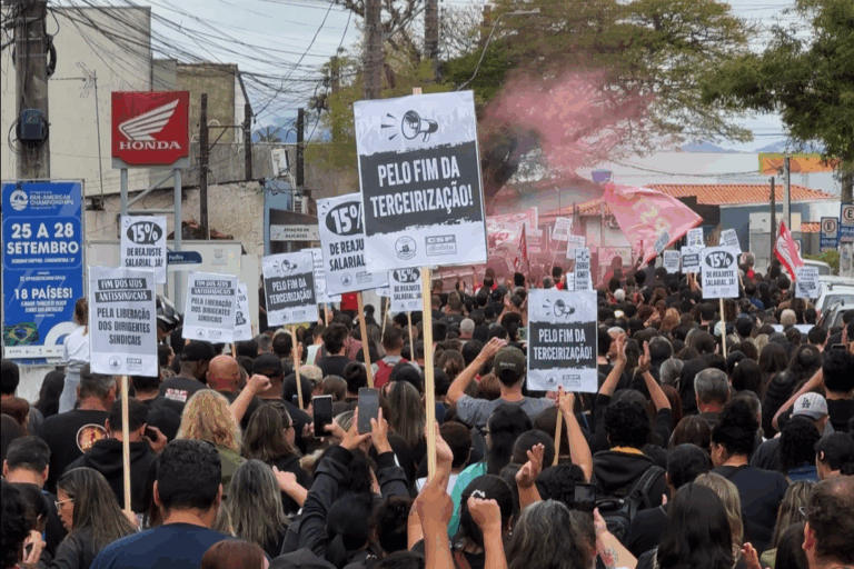 Após protesto, servidores municipais de Caraguatatuba entram em greve de 24 horas