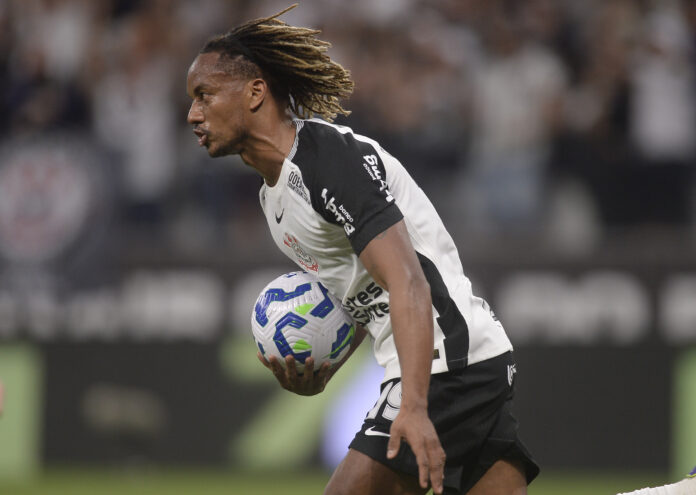 Andre Carrillo jogador do Corinthians comemora seu gol durante partida contra o Fortaleza | Foto: Alan Morici/AGIF/Folhapress Andre Carrillo jogador do Corinthians comemora seu gol durante partida contra o Fortaleza | Foto: Alan Morici/AGIF/Folhapress