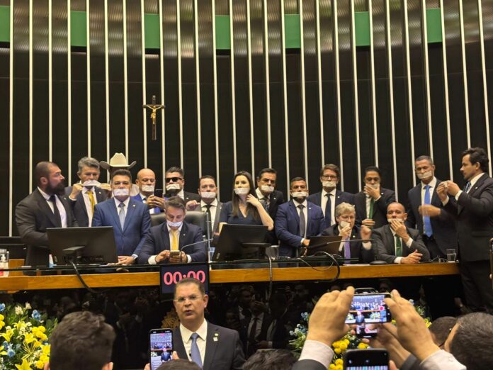 Deputados bolsonaristas ocupam Mesa Diretora da Câmara Deputados bolsonaristas ocupam Mesa Diretora da Câmara em protesto pela prisão domiciliar de Jair Bolsonaro e para pressionar votação de anistia | Foto: Carolina Linhares/Folhapress