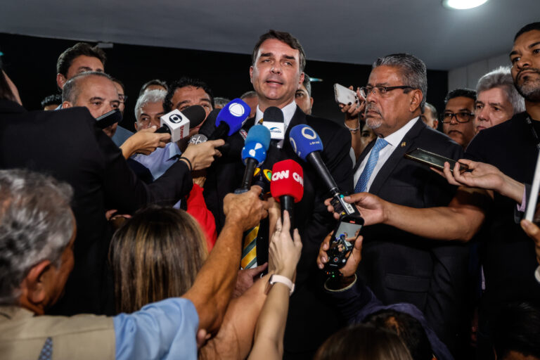 O senador Flavio Bolsonaro concede entrevista | Foto: Gabriela Biló/Folhapress