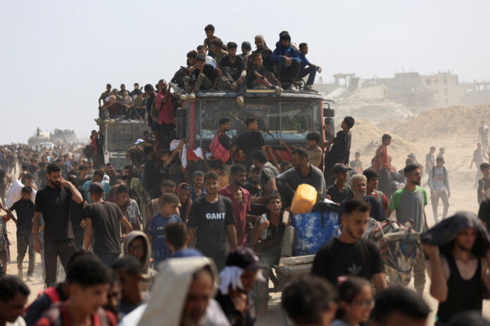 Palestinos buscam suprimentos de ajuda em caminhões que entraram em Gaza por Israel, em Beit Lahia, no norte da Faixa de Gaza | REUTERS/Dawoud Abu Alkas