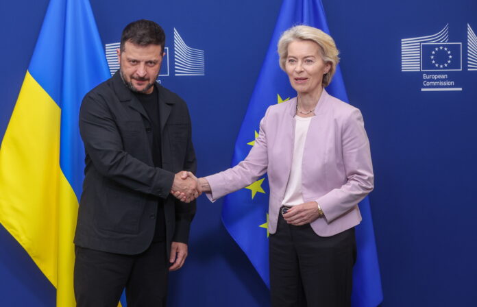 A presidente da Comissão Europeia, Ursula von der Leyen (R), dá as boas-vindas ao presidente ucraniano, Volodymyr Zelensky, antes de uma reunião em Bruxelas, Bélgica | EFE/EPA/OLIVIER HOSLET