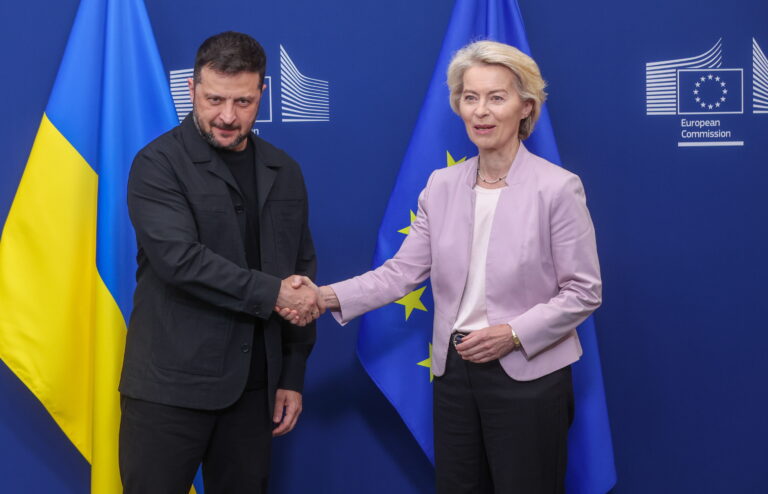 A presidente da Comissão Europeia, Ursula von der Leyen (R), dá as boas-vindas ao presidente ucraniano, Volodymyr Zelensky, antes de uma reunião em Bruxelas, Bélgica | EFE/EPA/OLIVIER HOSLET