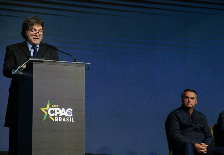 Presidente argentino Javier Milei durante sua primeira vinda ao Brasil para o CPAC 2024, realizado em Balneário Camboriu no mês de julho, ao lado de Jair Bolsonaro | Foto: VITOR SOUZA/Agencia Enquadrar/Folhapress