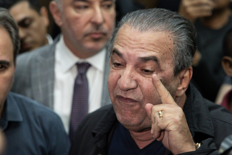 O pastor Silas Malafaia deixa o aeroporto do Galeão, no Rio de Janeiro, após a Polícia Federal cumprir mandado de busca e apreensão em seu desembarque vindo de Portugal | Foto: Eduardo Anizelli/Folhapress