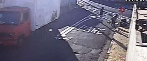 Motociclista de 18 anos fica gravemente ferido após ser atingido por caminhão em Mogi Mirim