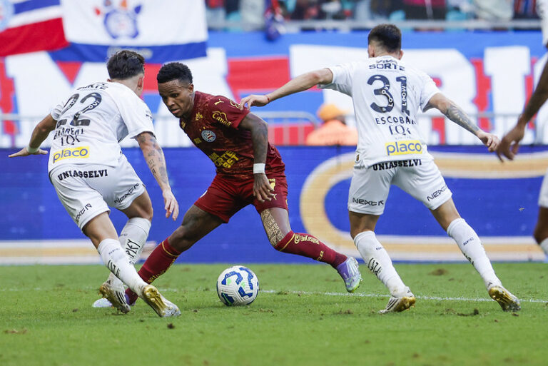 Bahia afunda Santos sob olhares de Ancelotti com golaço e show de veterano