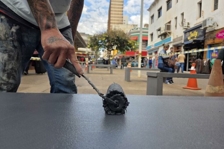 Prefeitura realiza manutenções na Praça XV e no Calçadão