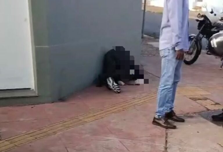 Motociclista é socorrido em estado grave ao quebrar o pescoço em acidente