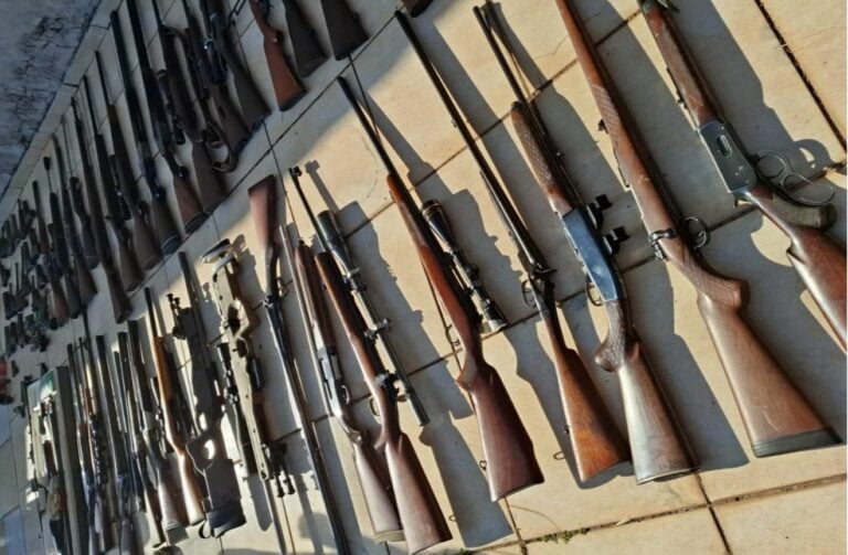 PM apreende arsenal com submetralhadoras, pistolas e carabinas 