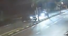 Carros em alta velocidade colidem durante a madrugada no Guarujá; VÍDEO
