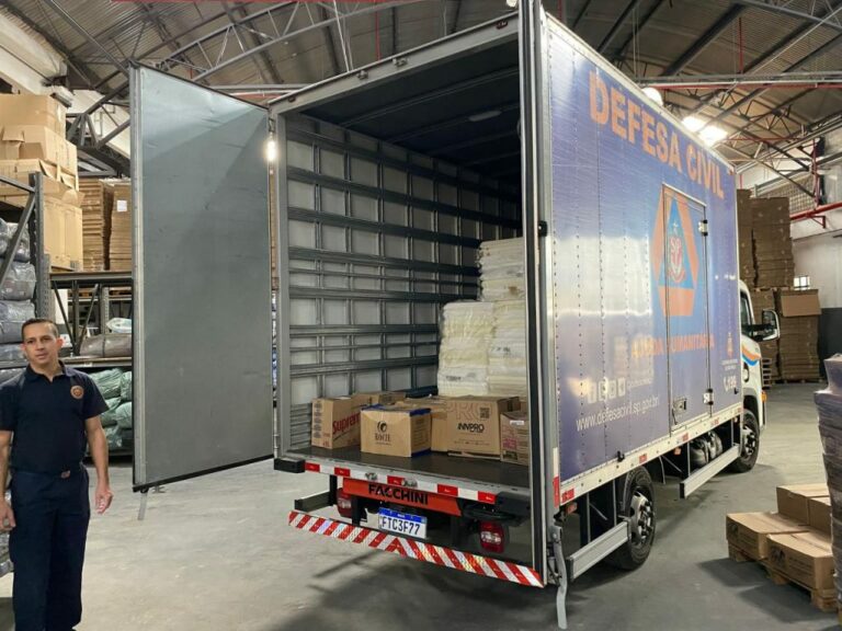 Governo de SP enviou mais de 2 mil itens de ajuda humanitária e 2,4 mil refeições às vítimas de incêndio em Santos