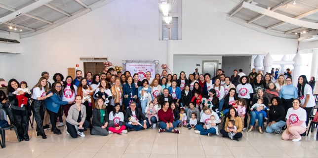 Hora do Mamaço em Santos reúne mães e bebês em celebração ao aleitamento materno
