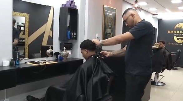 Após 24 Anos, Barbeiro Realiza o Sonho de Abrir Sua Própria Barbearia no Centro de São Vicente