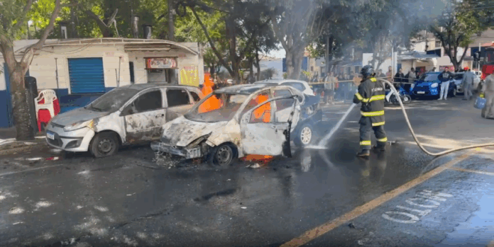 Carro pega fogo no centro de Indaiatuba e interdita avenida movimentada
