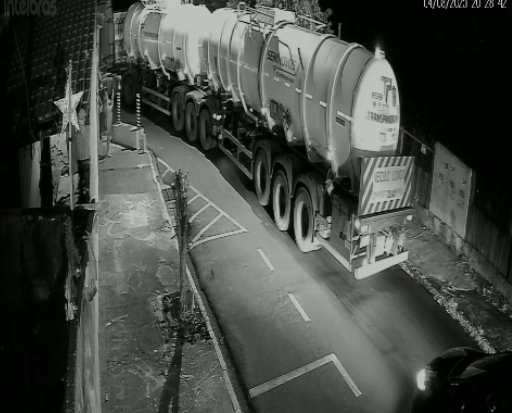 Caminhão fica travado em rua estreita de Sumaré