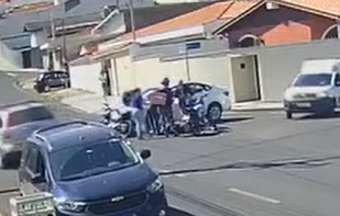 Motociclista é lançado sobre carro após batida em Amparo