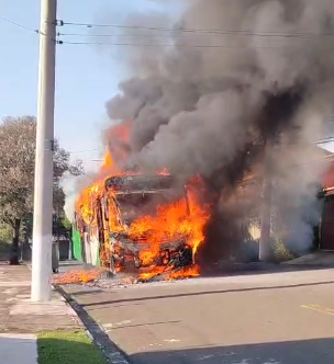 Ônibus pega fogo em princípio de incêndio, mas ninguém se fere