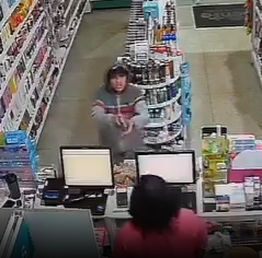 Câmeras de segurança registraram homem armado que rendeu funcionários, levou dinheiro e celular; ninguém ficou ferido