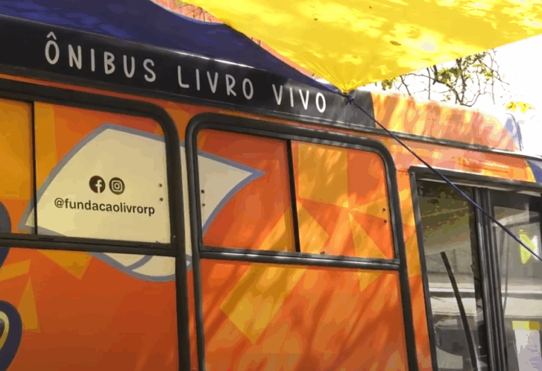 Conheça o Ônibus Livro Vivo, exposto na FIL de Ribeirão Preto