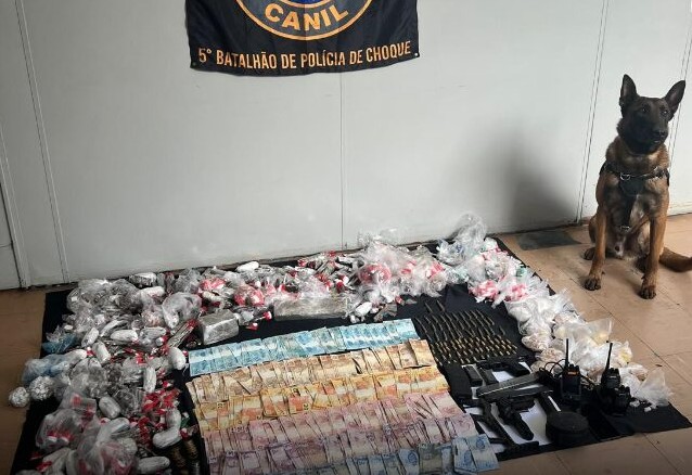 Cães da Polícia Militar localizam ‘casa bomba’ e apreendem drogas e armas em comunidade do litoral