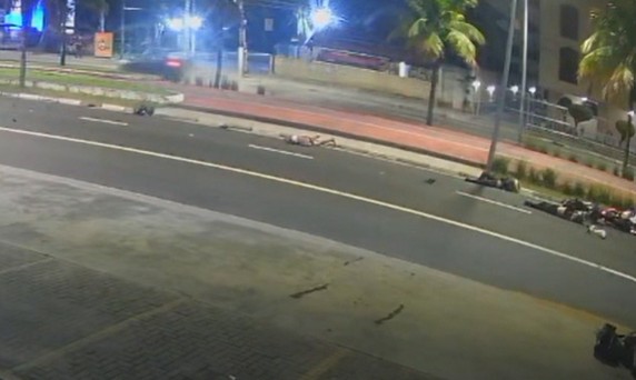 Mulher morre e homem fica em estado grave após acidente entre motocicletas em cidade do litoral; VÍDEO