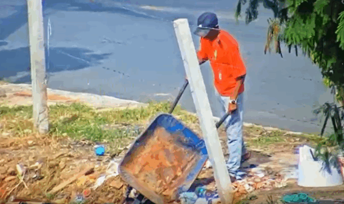 Flagrante mostra descarte irregular de lixo na Rodovia Santos Dumont em Campinas Flagrante mostra descarte irregular de lixo na Rodovia Santos Dumont em Campinas