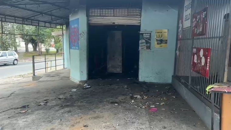 Adega é incendiada por vingança após homem ser morto por dívida de aluguel