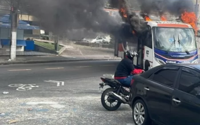 Traficantes sequestram 13 ônibus durante operação da PM no Rio de Janeiro