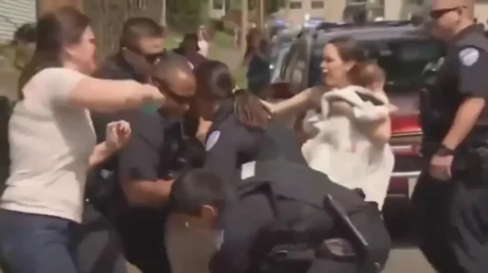 Imigrante brasileira, momento da prisão | Reprodução redes sociais