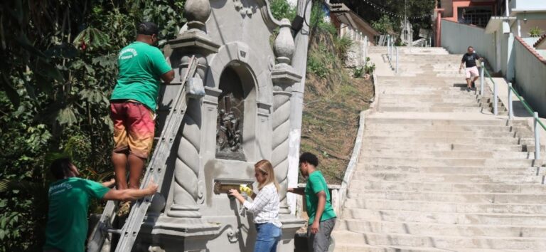 Preparativos para a festa da padroeira: limpeza de nichos da escadaria do Monte Serrat resgata história e fé