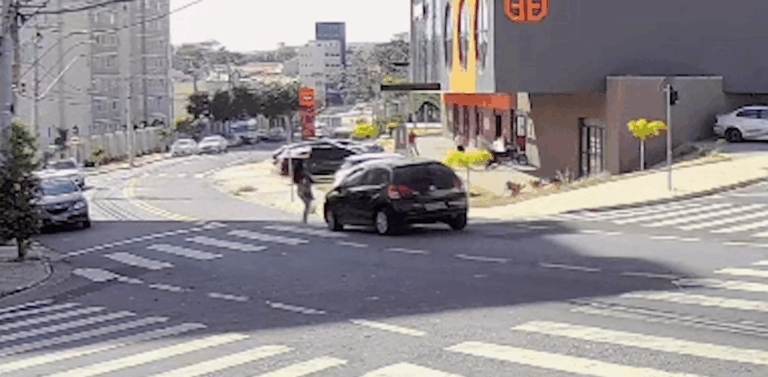 Mulher é atropelada na faixa de pedestres em Campinas