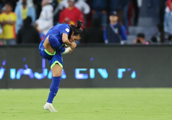 Marta beija o pé direito que usou para desempatar a prorrogação na Copa América | Foto: Lívia Villas Boas / CBF Marta beija o pé direito que usou para desempatar a prorrogação na Copa América | Foto: Lívia Villas Boas / CBF