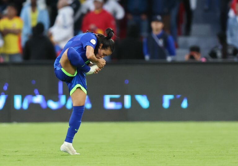 Marta beija o pé direito que usou para desempatar a prorrogação na Copa América | Foto: Lívia Villas Boas / CBF