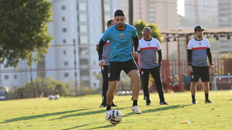 Zagueiro Cassiano está recuperado e pede foco total no duelo contra o Atlético-GO