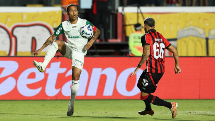 O jogador Marcos Rocha disputa bola com o jogador do Vitória | Foto: Cesar Greco/Palmeiras/by Canon