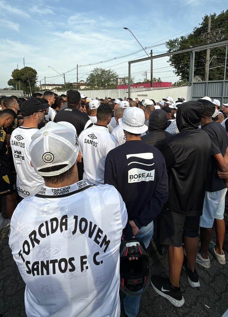 Torcedores quebram portão, invadem CT do Santos e cobram diretoria alvinegra; VÍDEO
