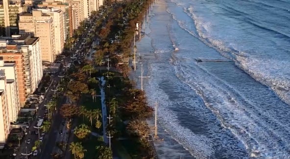 Marcas da Ressaca: Santos Inicia Reconstrução Após Ondas de Quase 4 Metros Destruírem Trechos da Orla
