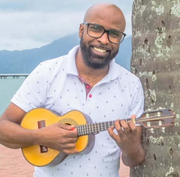 Sandro Simões faz show gratuito de samba no Teatro Guarany