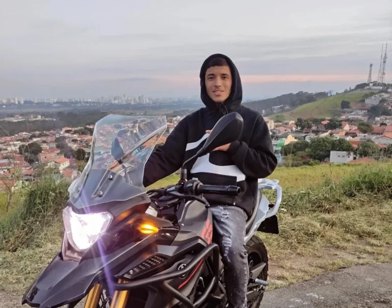 Jovem que morreu em acidente de moto é enterrado em São José