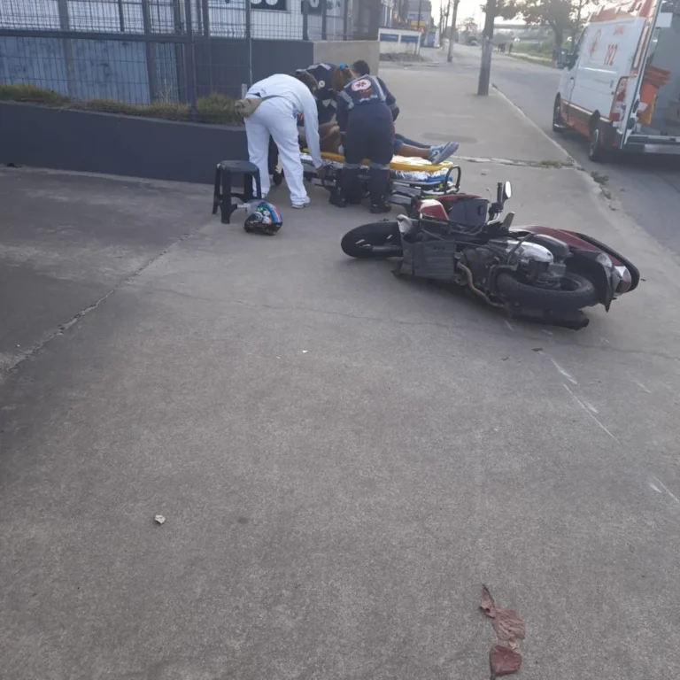 Acidente entre moto e carro em Mongaguá deixa motociclista ferido